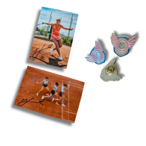 Pin + zdjęcie z autografem Magdy Linette